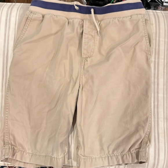 Two pair of gap size 10 husky tan and bright red shorts with pockets - Picture 5 of 7
